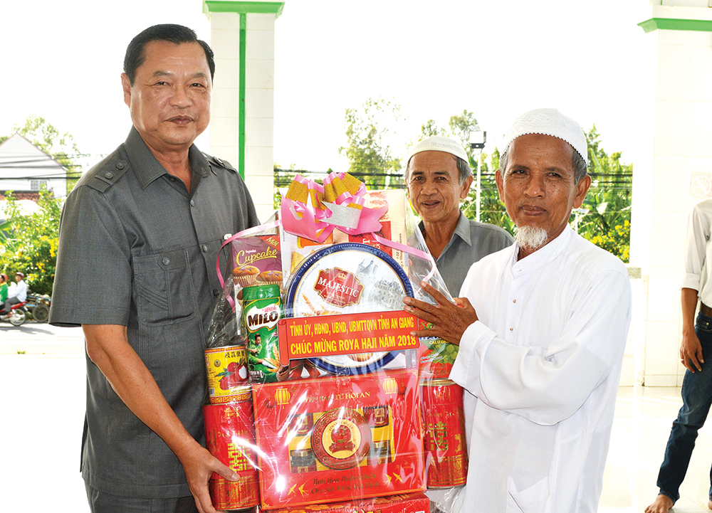 Thăm, chúc mừng Tết Royal HaJi của đồng bào Chăm Thăm, chúc mừng Tết Royal HaJi của đồng bào Chăm