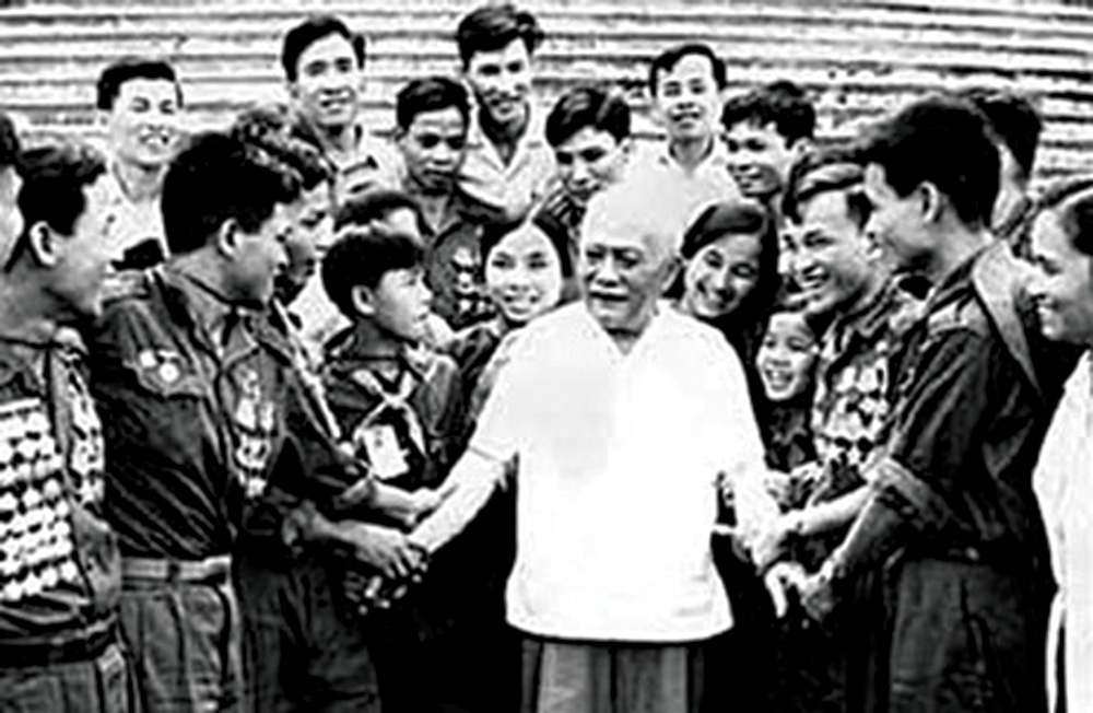 Một chiến sĩ cách mạng dân tộc và chiến sĩ cách mạng thế giới Đại diện thanh niên “Năm xung phong” quây quần bên Bác Tôn