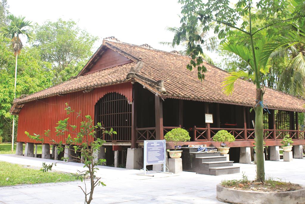 Những người “canh giữ” ngôi nhà Bác