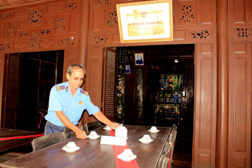 Những người “canh giữ” ngôi nhà Bác