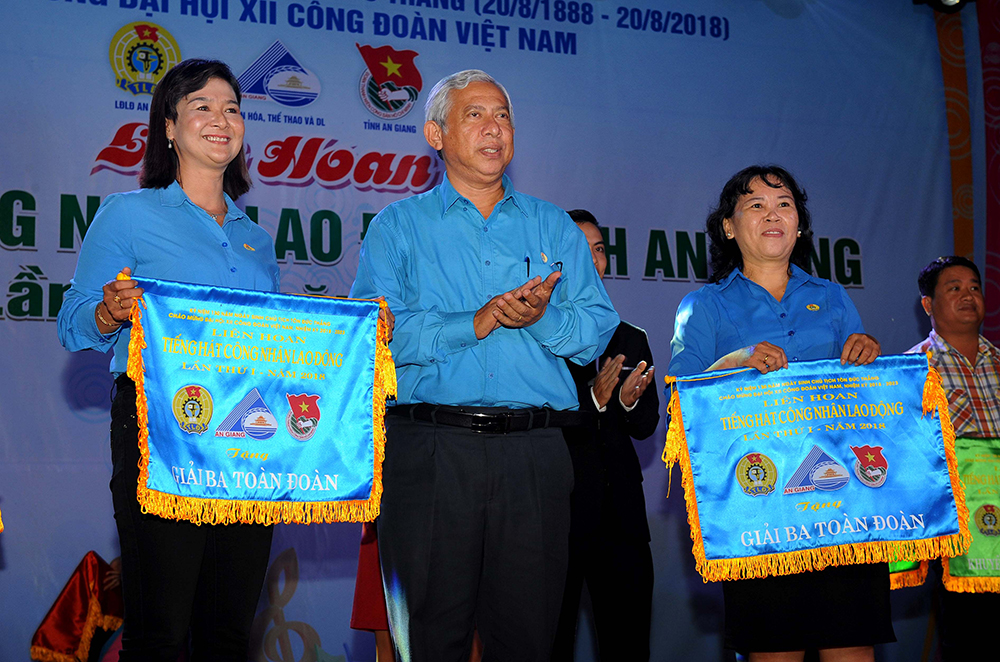 Công đoàn cơ sở Công ty Cổ phần Tập đoàn Lộc Trời đoạt giải nhất Liên hoan Tiếng hát CNLĐ tỉnh An Giang lần thứ I-2018 Công đoàn cơ sở Công ty Cổ phần Tập đoàn Lộc Trời đoạt giải nhất toàn đoàn Liên hoan Tiếng hát CNLĐ tỉnh An Giang lần thứ I-2018