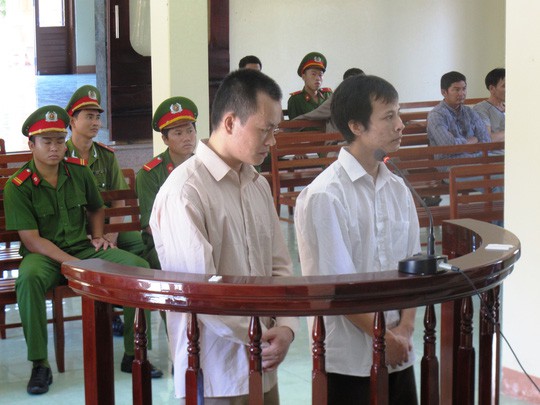 Táo tợn dùng roi điện tấn công chủ tiệm vàng, cướp gần 3 tỷ