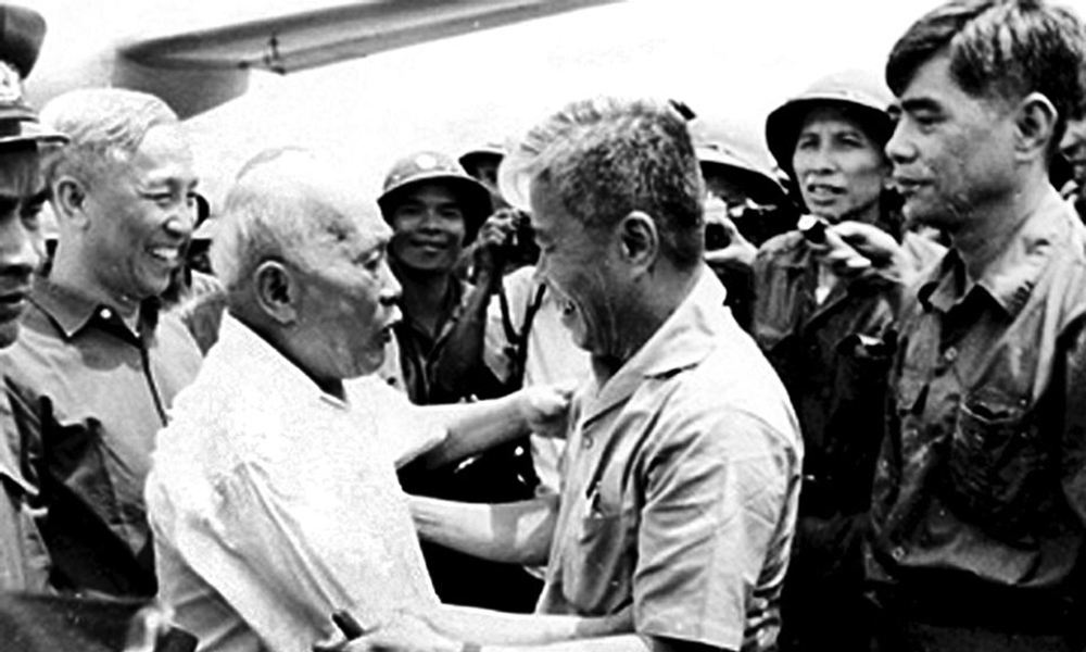 Tôn Đức Thắng - người chiến sĩ cách mạng vĩ đại, một nhân cách sáng ngời Tôn Đức Thắng - người chiến sĩ cách mạng vĩ đại, một nhân cách sáng ngời