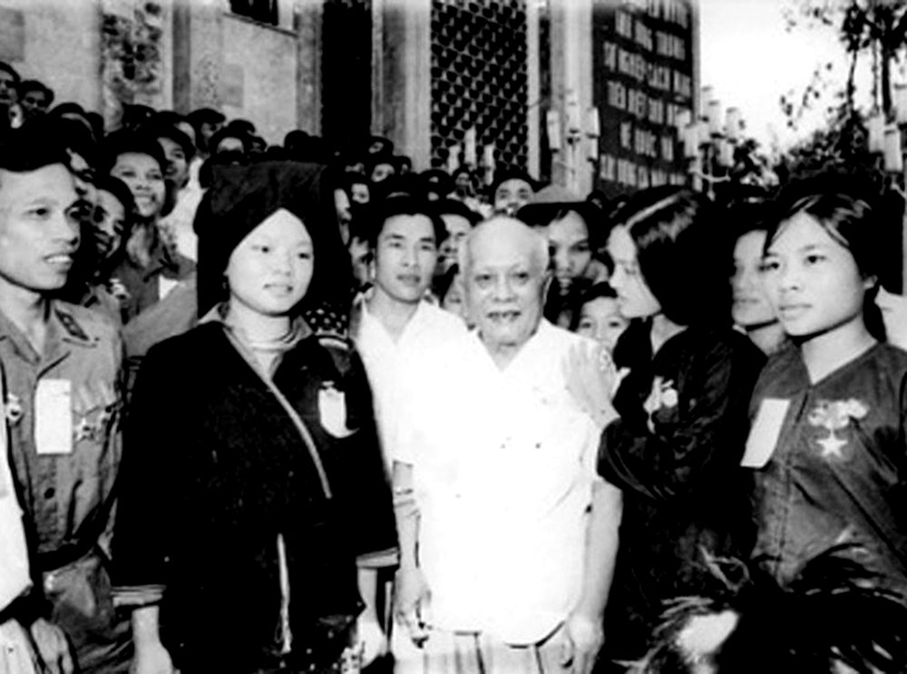 Tôn Đức Thắng - người chiến sĩ cách mạng vĩ đại, một nhân cách sáng ngời Tôn Đức Thắng - người chiến sĩ cách mạng vĩ đại, một nhân cách sáng ngời