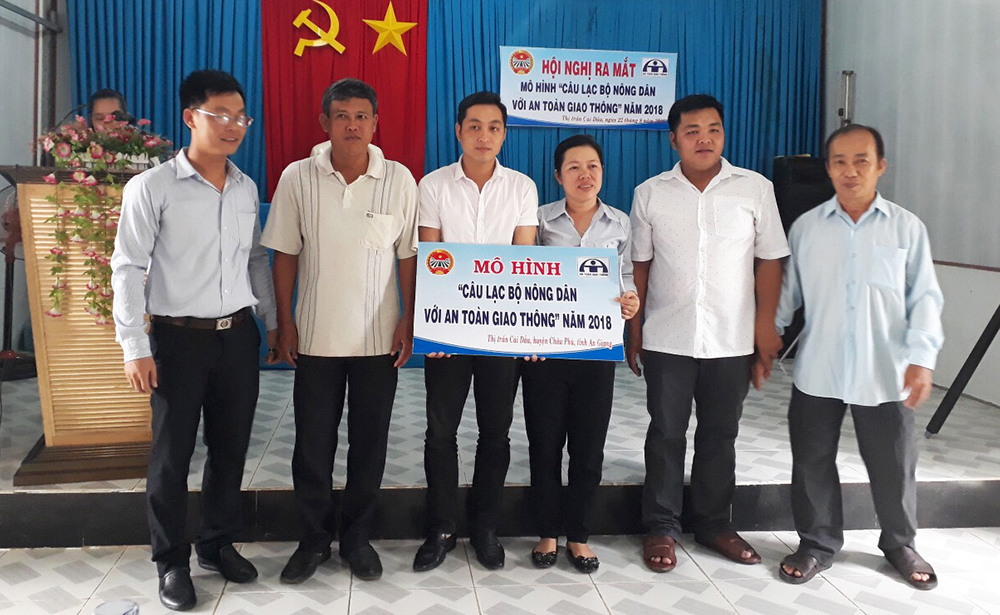 Nông dân với an toàn giao thông Nông dân với an toàn giao thông