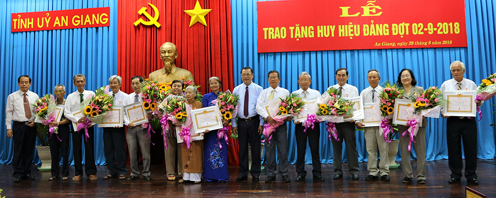 Ban Thường vụ Tỉnh ủy: Trao Huy hiệu Đảng đợt 2-9
