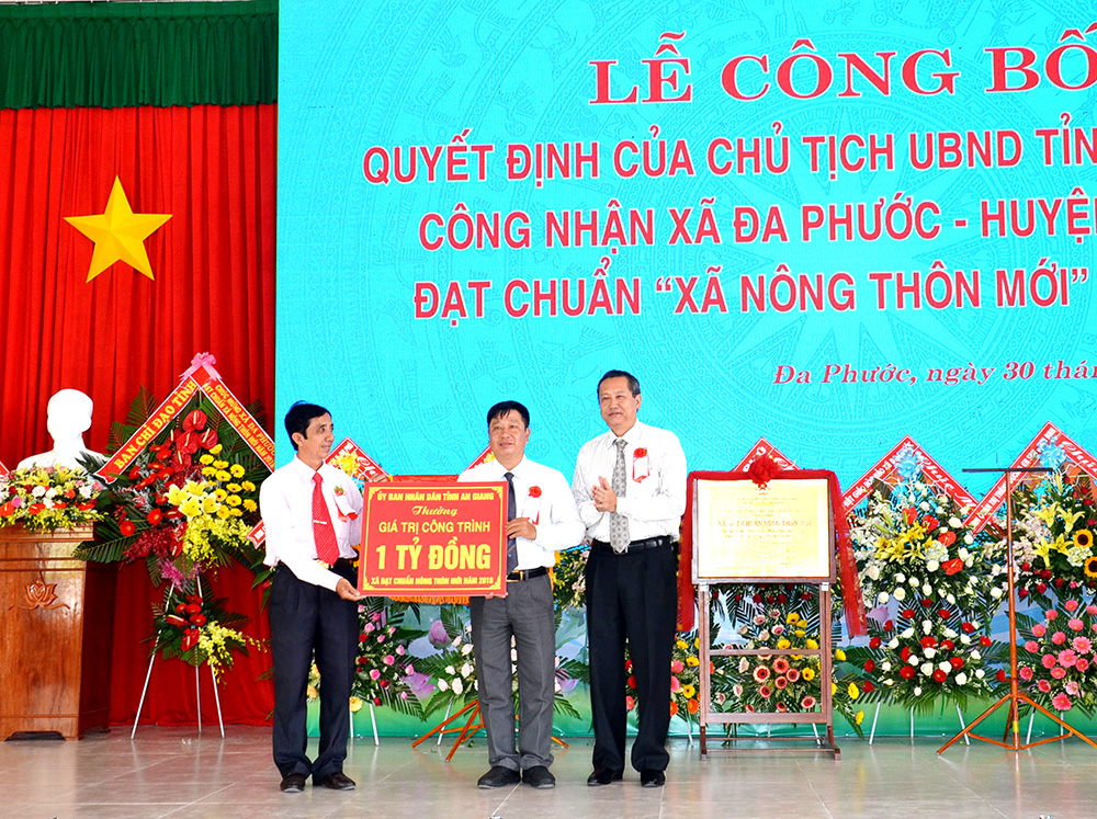 Đa Phước đạt chuẩn xã nông thôn mới Phó Chủ tịch UBND tỉnh Lê Văn Nưng trao bảng tượng trưng “Thưởng công trình trị giá 1 tỷ đồng” cho xã Đa Phước