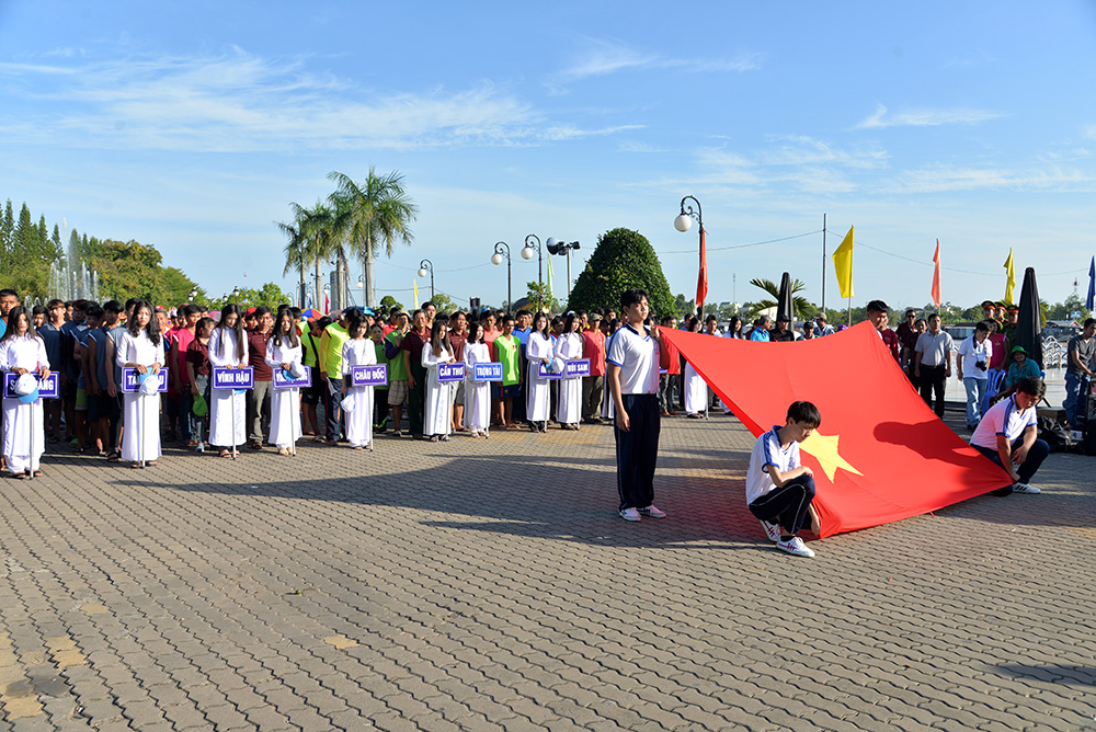 Tranh tài Giải đua thuyền rồng Báo An Giang lần VII- 2018