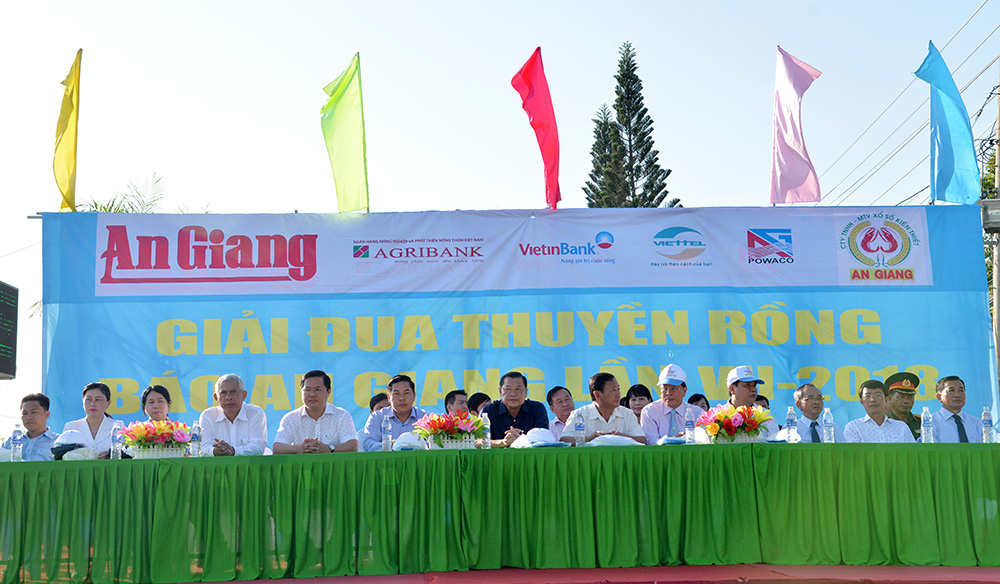 Tranh tài Giải đua thuyền rồng Báo An Giang lần VII- 2018