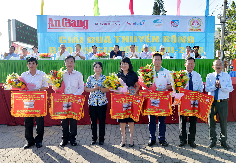 Tranh tài Giải đua thuyền rồng Báo An Giang lần VII- 2018