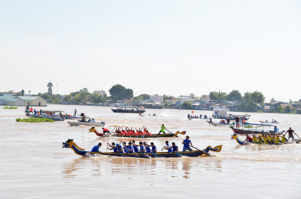 Tranh tài Giải đua thuyền rồng Báo An Giang lần VII- 2018