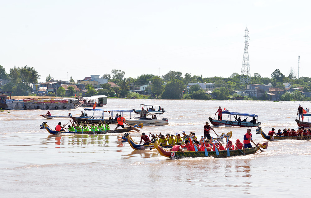 Tranh tài Giải đua thuyền rồng Báo An Giang lần VII- 2018