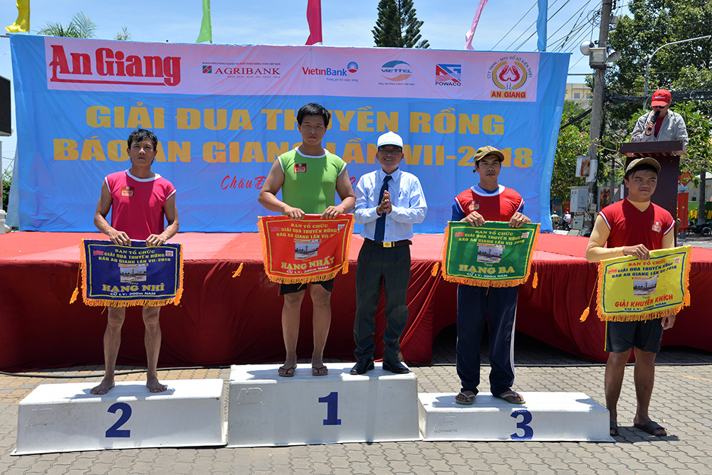 Tranh tài Giải đua thuyền rồng Báo An Giang lần VII- 2018