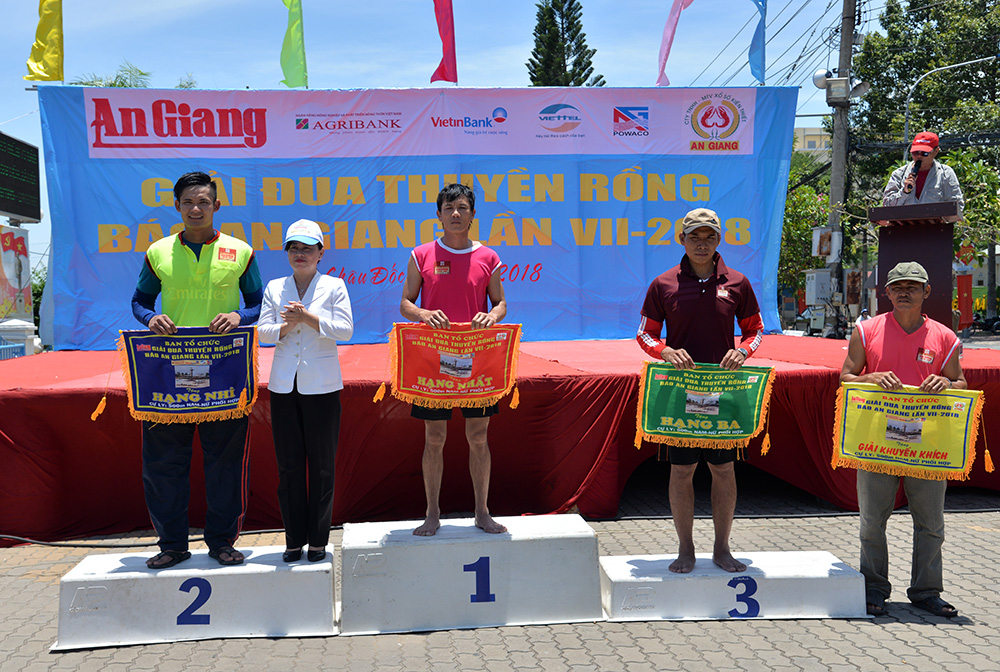 Tranh tài Giải đua thuyền rồng Báo An Giang lần VII- 2018