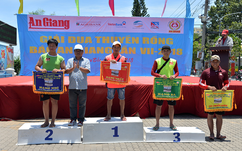 Tranh tài Giải đua thuyền rồng Báo An Giang lần VII- 2018