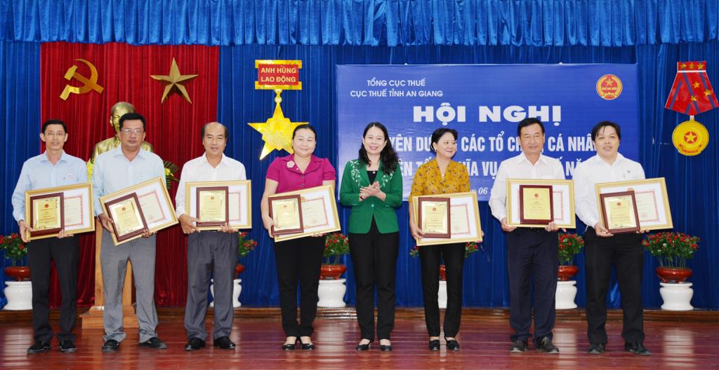 Tuyên dương 472 tổ chức, cá nhân thực hiện tốt nghĩa vụ thuế năm 2017