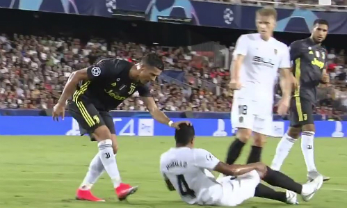 Juventus hạ Valencia dù Ronaldo nhận thẻ đỏ