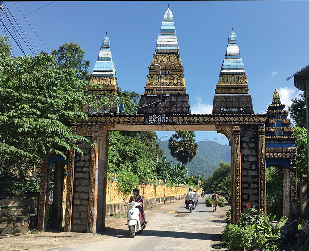 Cánh cổng thời gian Cổng chùa Pnôm Pi như cánh cổng làng