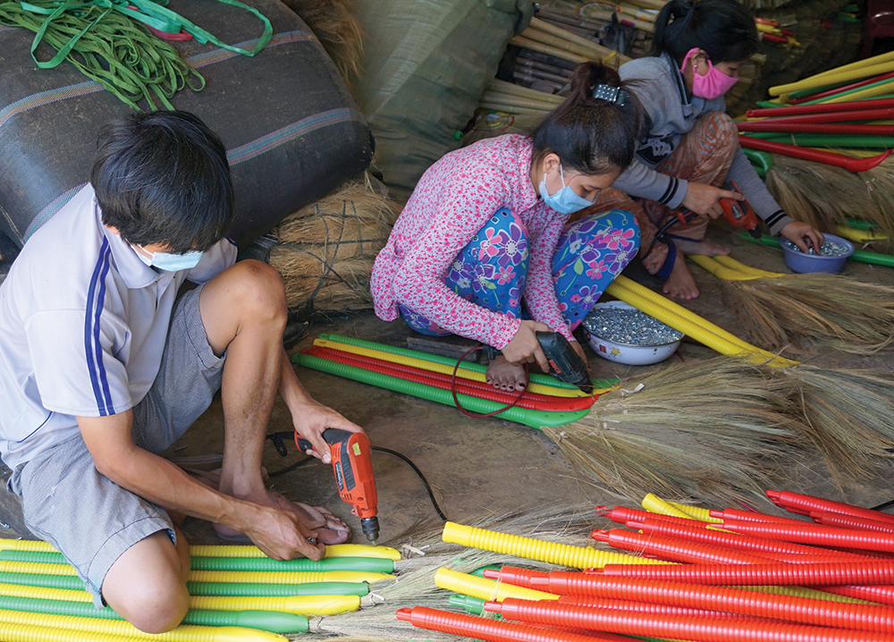 Nhộn nhịp làng bó chổi Cồn Nhỏ Nhộn nhịp làng bó chổi Cồn Nhỏ