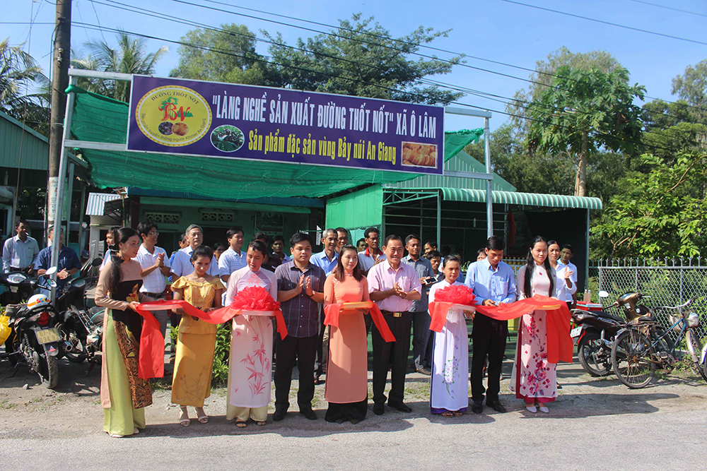 Khai trương điểm dừng chân gắn với đặc sản thốt nốt Khai trương điểm dừng chân gắn với đặc sản thốt nốt