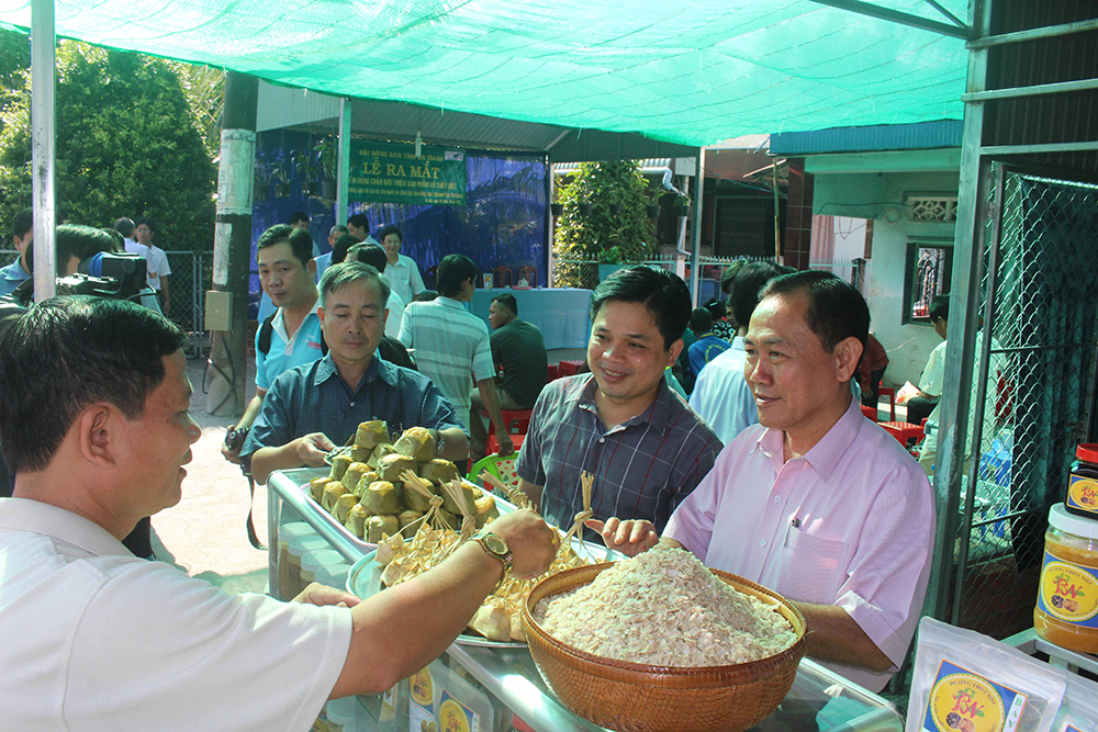 Khai trương điểm dừng chân gắn với đặc sản thốt nốt Khai trương điểm dừng chân gắn với đặc sản thốt nốt