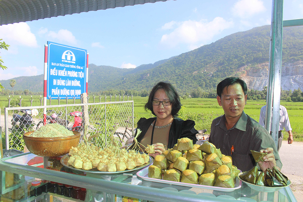 Khai trương điểm dừng chân gắn với đặc sản thốt nốt Khai trương điểm dừng chân gắn với đặc sản thốt nốt