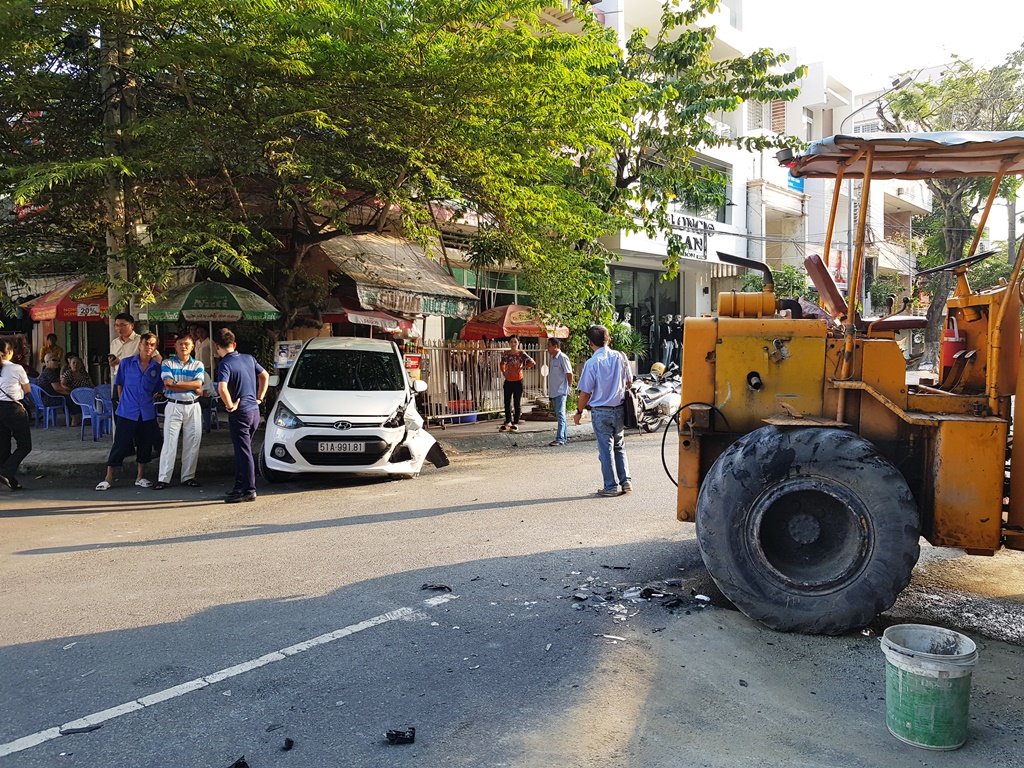 Ôtô nát đầu khi tông xe công trình