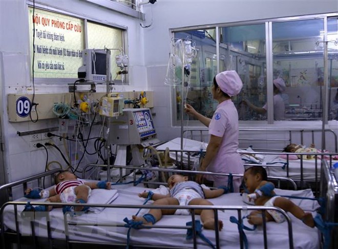 Bộ Y tế: Chống quá tải, lây nhiễm chéo các bệnh truyền nhiễm Trẻ mắc bệnh tay chân miệng đang điều trị tại Bệnh viện Nhi đồng 1, Thành phố Hồ Chí Minh. (Ảnh: Hoàng Hải/TTXVN)