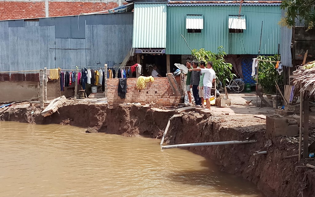 2 căn nhà ở An Phú bị sạt lở sụp xuống sông Hậu