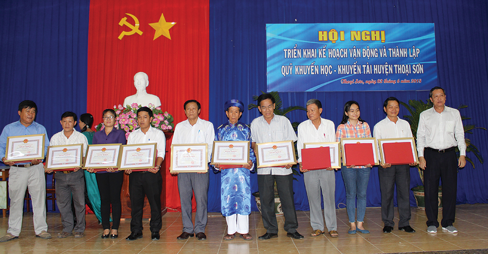 Tầm nhìn chiến lược trong xây dựng xã hội học tập Tầm nhìn chiến lược trong xây dựng xã hội học tập