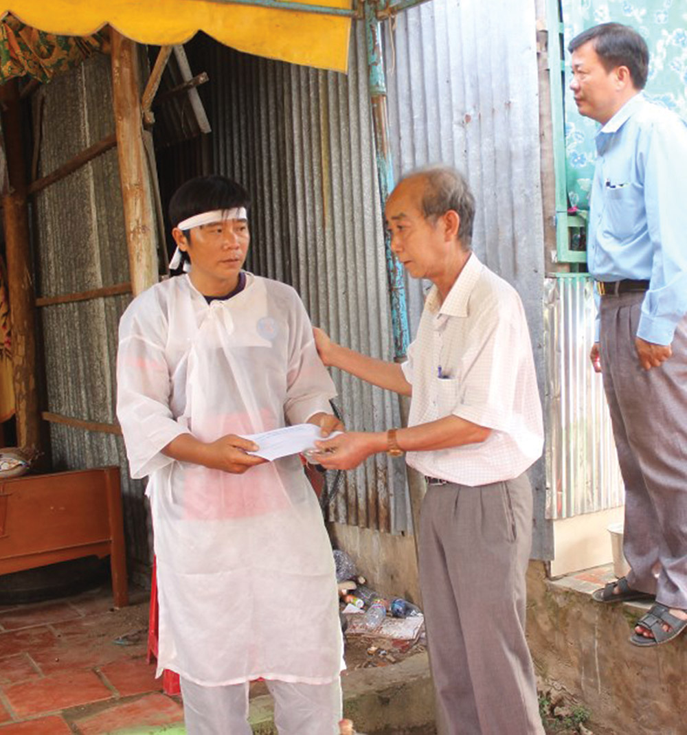 Thảm cảnh ở một gia đình Bí thư Huyện ủy Chợ Mới Nguyễn Thanh Phong trao tiền hỗ trợ cho gia đình