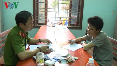 Bắt giữ một đối tượng buôn bán và tàng trữ 98 viên ma túy tổng hợp