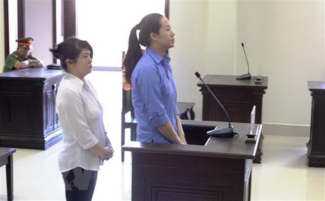Buôn bán ma túy qua biên giới, 2 bị cáo bị phạt tổng cộng 40 năm tù Hai bị cáo nghe tòa tuyên án. (Ảnh: Lê Đức Hoảnh/TTXVN)