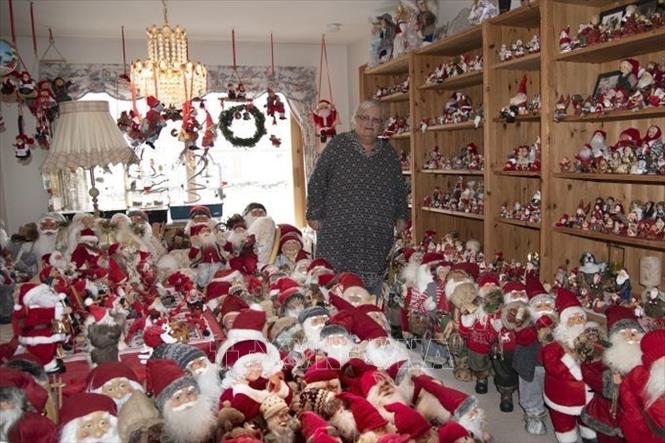 Bộ sưu tập búp bê 'ông già Noel' khổng lồ