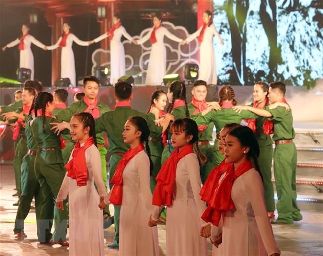 Dâng hương tưởng niệm 60 liệt sỹ Đại đội thanh niên xung phong 915
