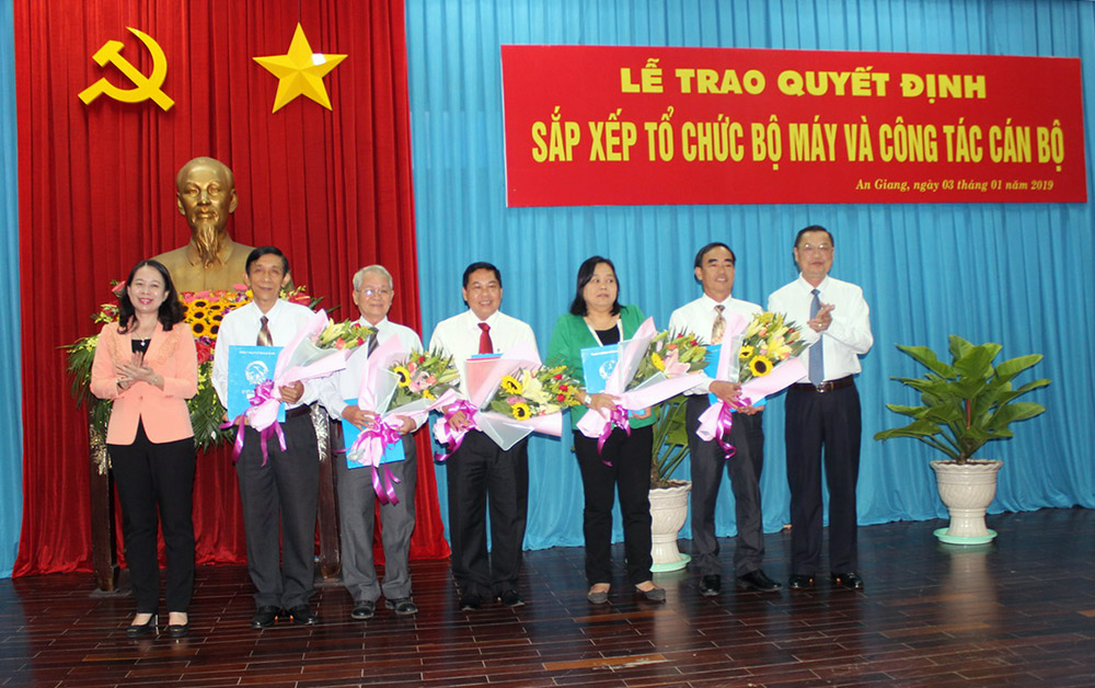 Trao quyết định điều động, bổ nhiệm và nghỉ hưu 7 cán bộ thuộc diện Ban Thường vụ Tỉnh uỷ quản lý