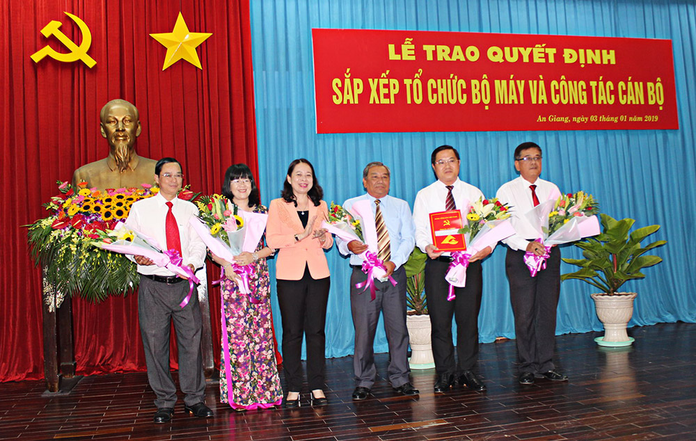 Trao quyết định điều động, bổ nhiệm và nghỉ hưu 7 cán bộ thuộc diện Ban Thường vụ Tỉnh uỷ quản lý
