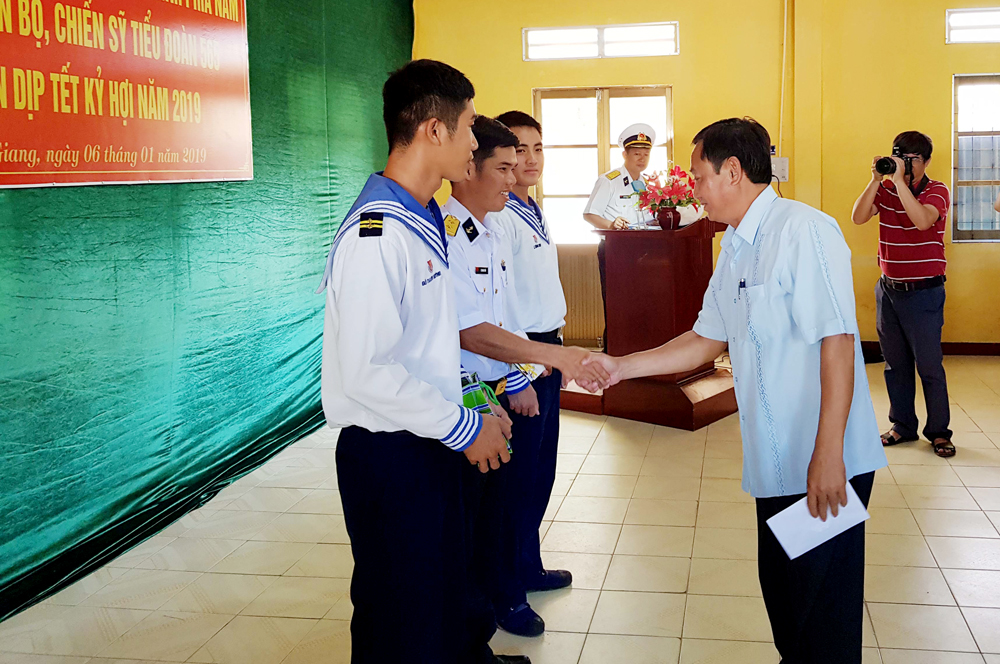 Các tỉnh phía Nam chúc Tết Vùng 5 Hải quân