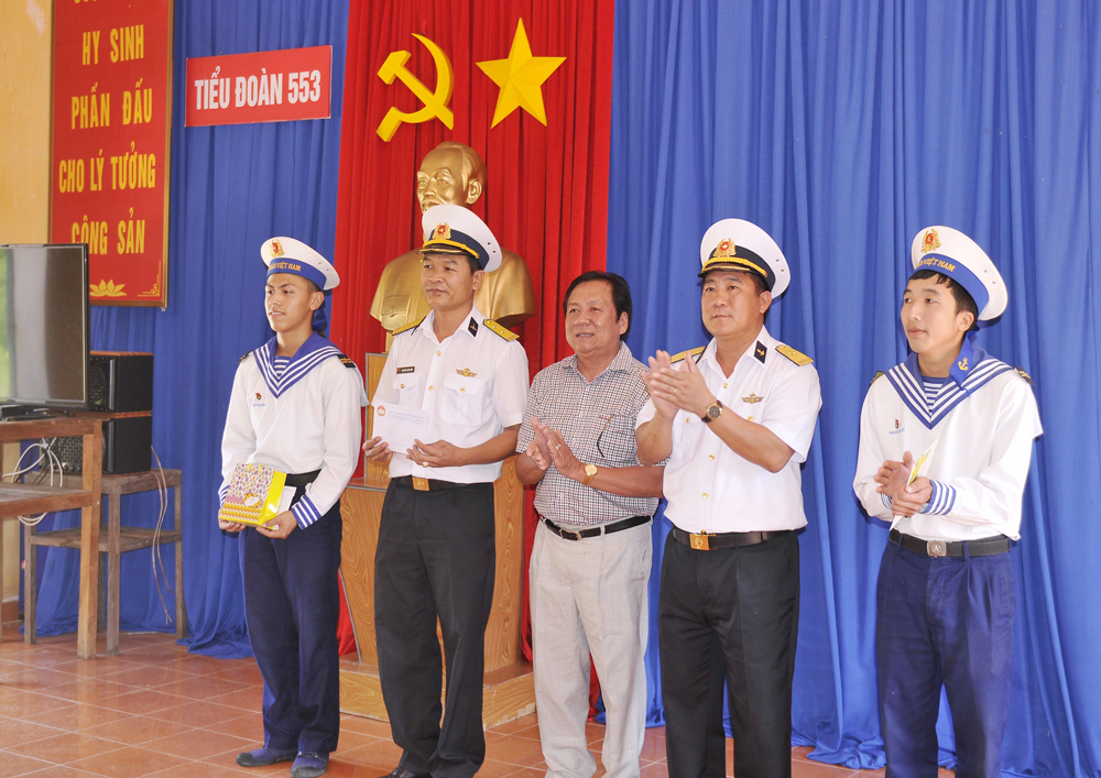 Các tỉnh phía Nam chúc Tết Vùng 5 Hải quân