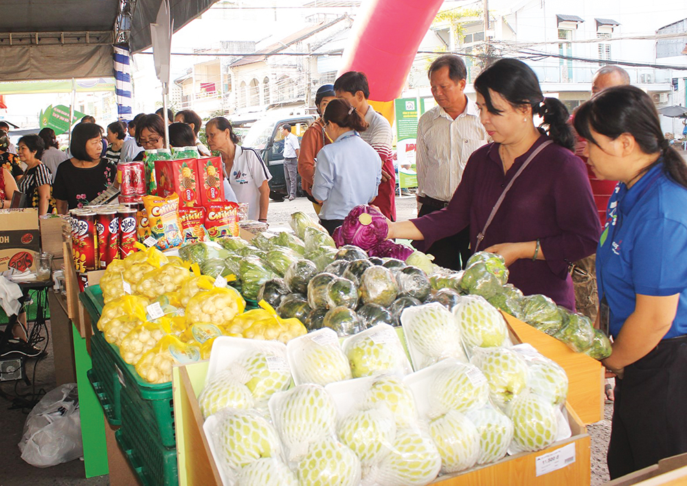 Phiên Chợ Xanh thu hút đông khách tham quan, mua sắm Phiên Chợ Xanh thu hút đông khách tham quan, mua sắm