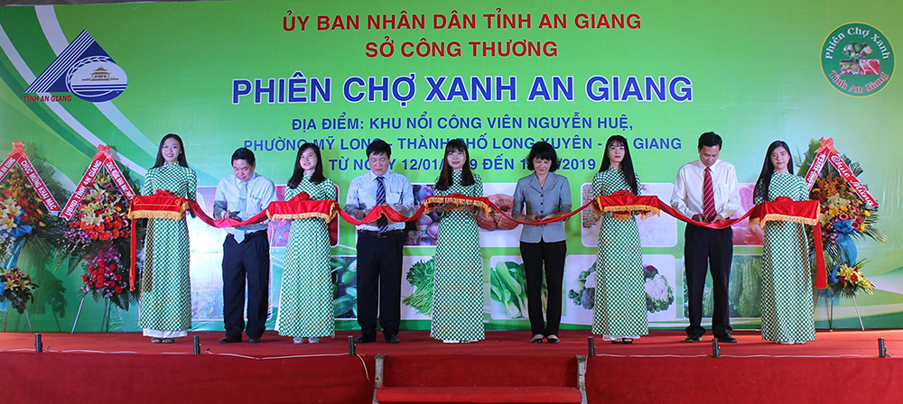 Phiên Chợ Xanh thu hút đông khách tham quan, mua sắm Phiên Chợ Xanh thu hút đông khách tham quan, mua sắm
