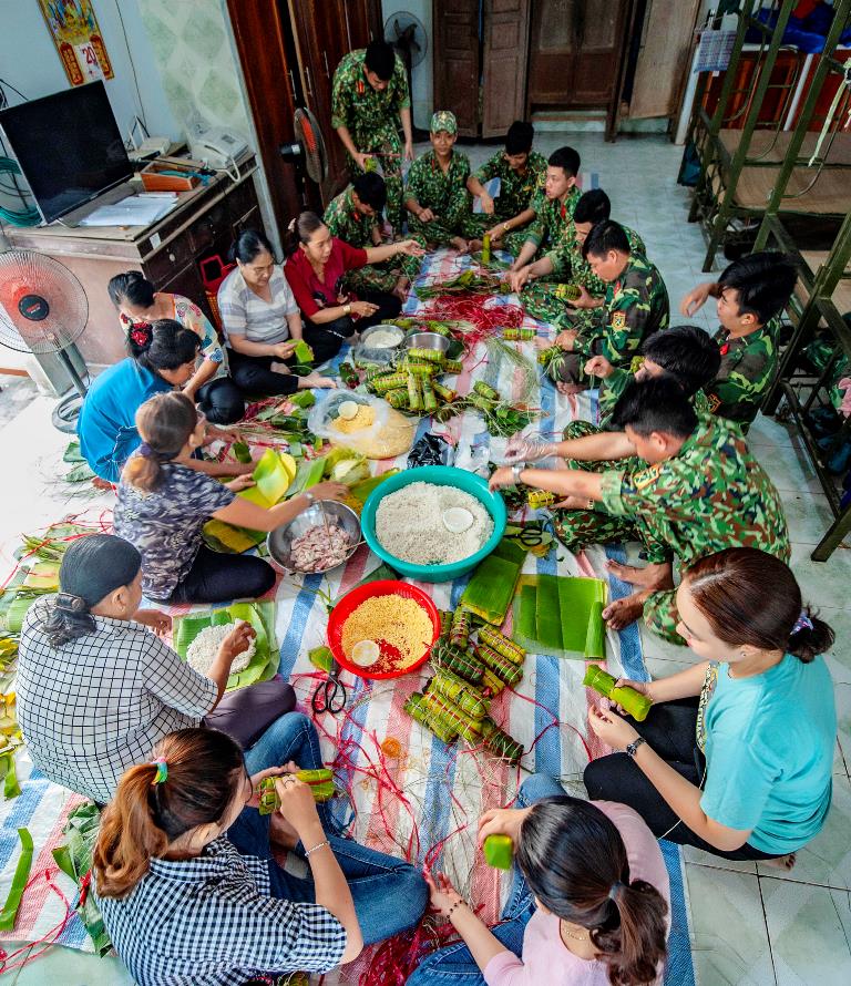 Gói bánh tét mừng Tết quân - dân, mừng xuân Kỷ Hợi 2019