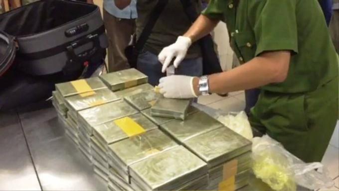 Thu giữ 120 bánh heroin cất giấu dưới gầm và ống xả xe ôtô