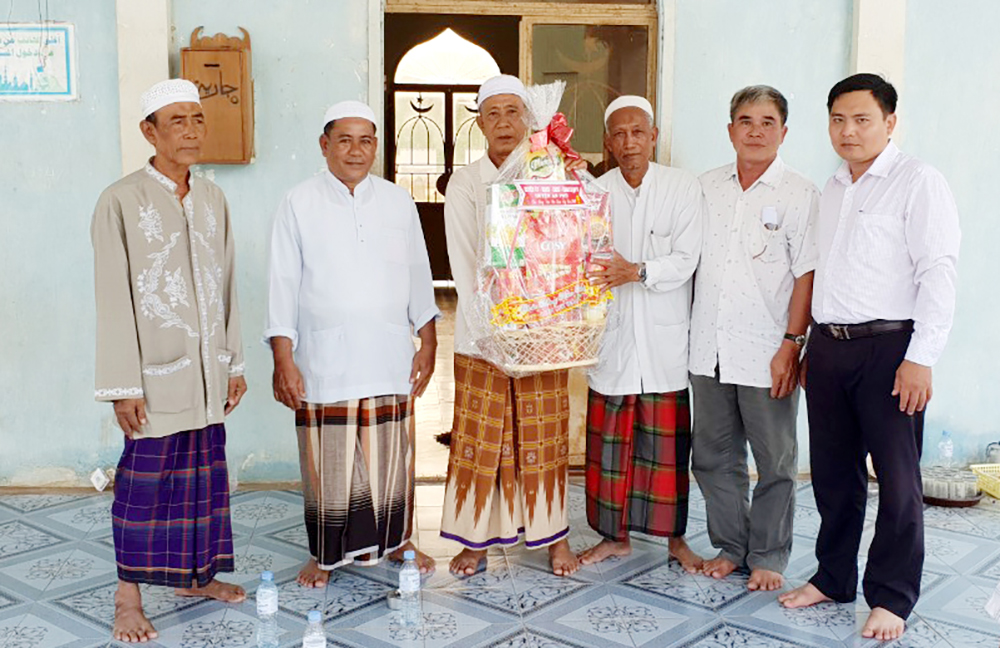 Làng Chăm đón Tết