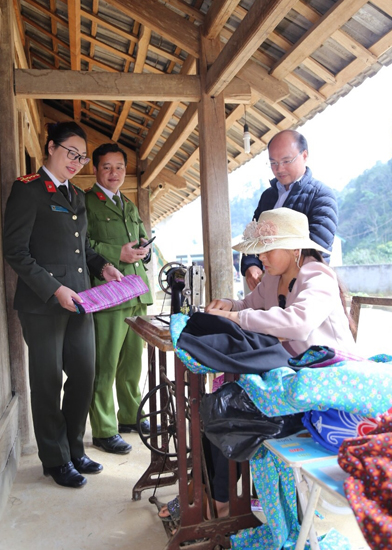 Lóng Luông - Sắc đào sau khói súng
