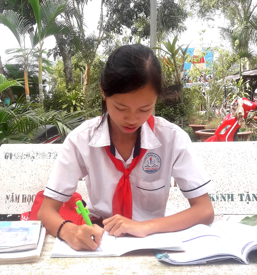Đường đến trường đầy gian nan của cô học trò nghèo Đường đến trường đầy gian nan của cô học trò nghèo