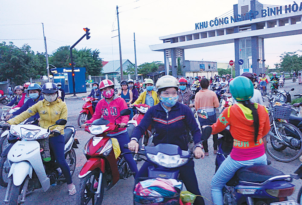 Doanh nghiệp, người lao động phấn khởi trở lại làm việc