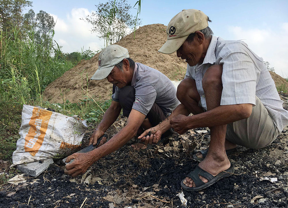 Người vá đường bình yên