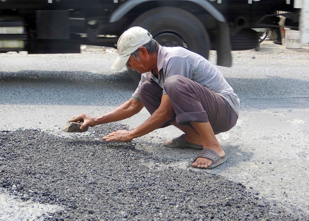 Người vá đường bình yên