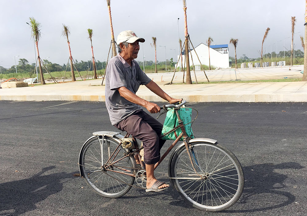 Người vá đường bình yên